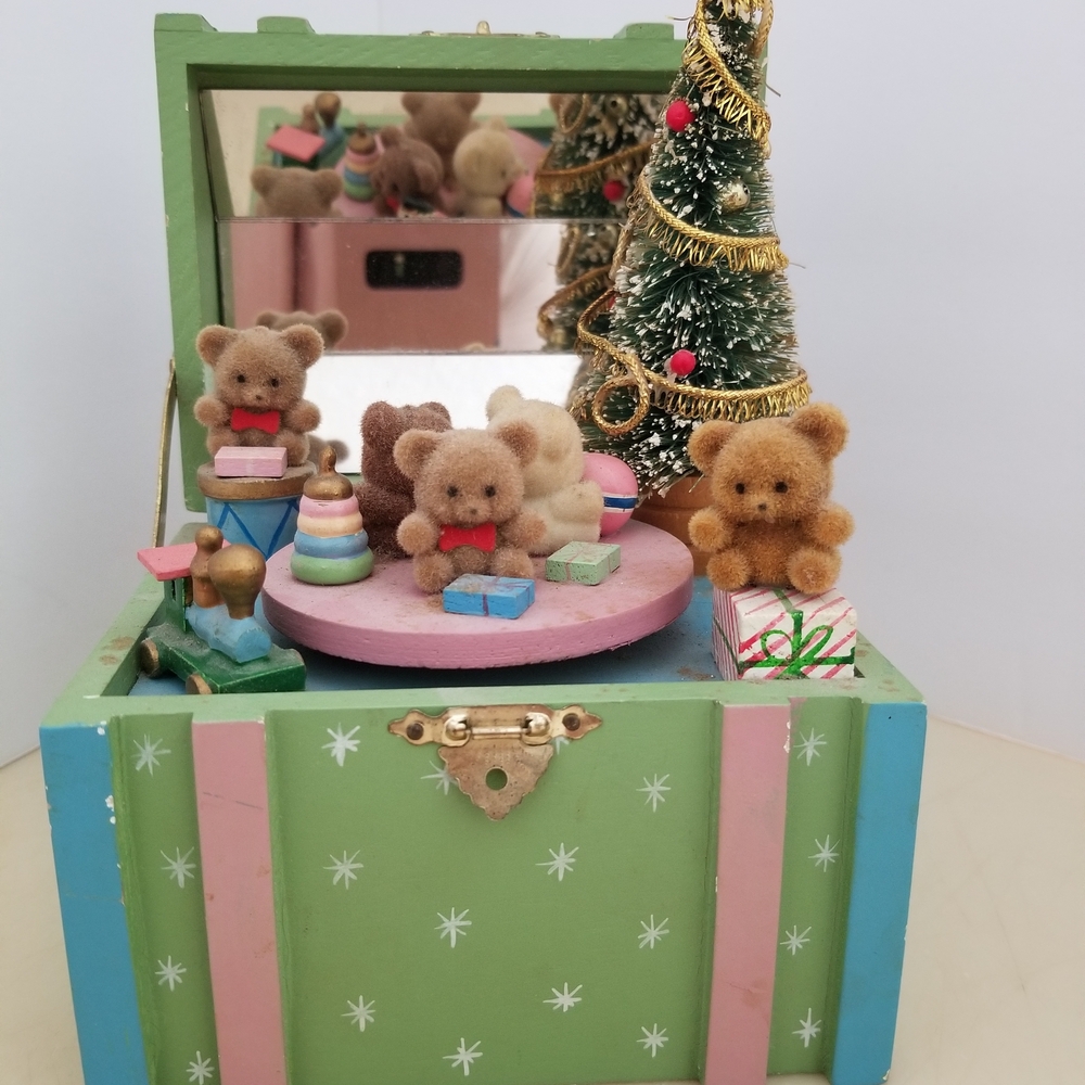 Enesco Music Box. Green and Pink Toy Box with Teddy Bears, Christmas Tree